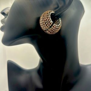 Invisible setting earring in champagne color